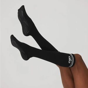Alo Yoga Women's Knee-High Throwback Barre Grip Sock - Black/White